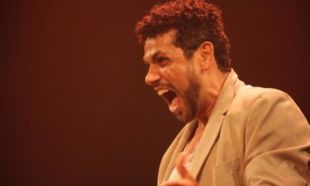 Amaury Lorenzo na peça A Luta em temporada no Teatro Unip 