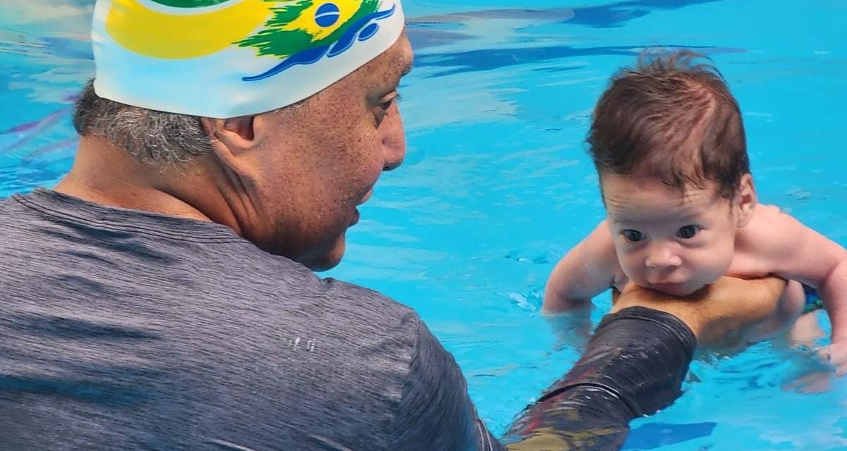 <strong>Natação para bebês fortalece vínculo entre pai e filho</strong>