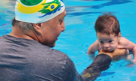 <strong>Natação para bebês fortalece vínculo entre pai e filho</strong>